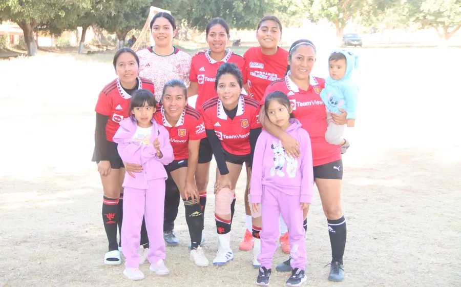 El equipo de futbol femenil Betze celebra su victoria como campeón del torneo relámpago disputado en el municipio de Cuilápam.