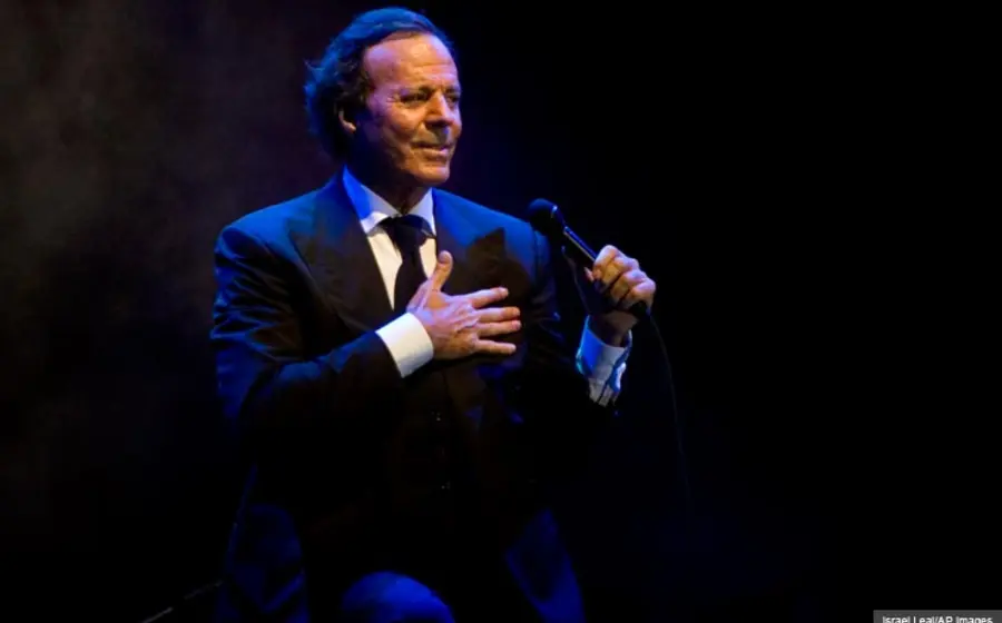 El cantante español Julio Iglesias en una fotografía de archivo, en el contexto de un escándalo judicial que lo involucra actualmente.
