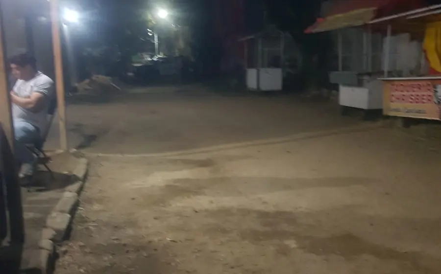 Elementos de la policía y peritos de la fiscalía investigan la escena de un asesinato ocurrido el viernes en el municipio de Santa María Atzompa.