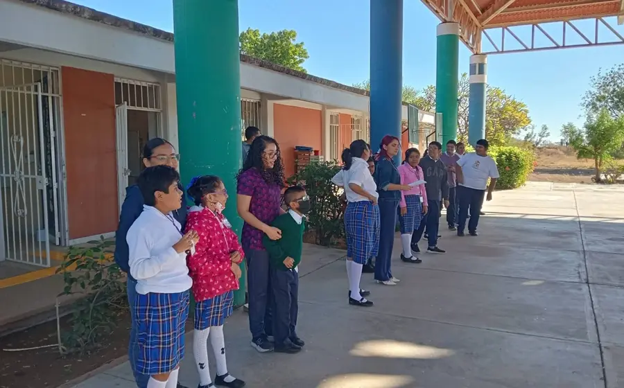 Personal docente del CAM 35 de Tehuantepec durante la junta de planeación académica para definir las actividades del regreso a clases.