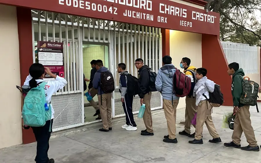 Docentes y estudiantes de nivel básico reunidos en el salón de clases para retomar las actividades académicas tras el regreso a las aulas.