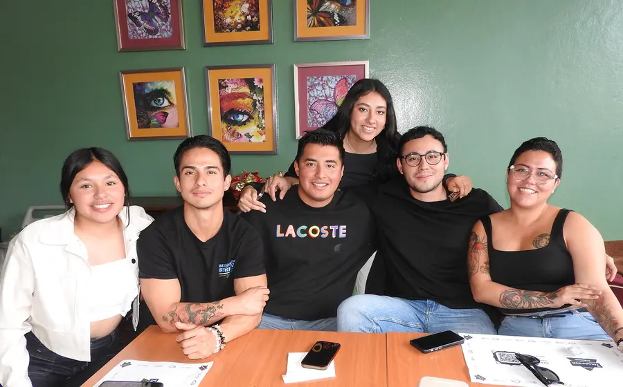 Lía, Israel, Óscar, Cecilia, Shenandoe y África de la familia Ochoa Jiménez posan juntos en una fotografía durante una reunión social.