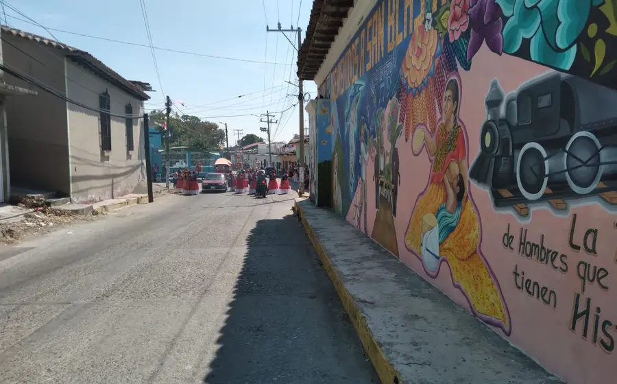 Shuanas y shelashuanas acompañan a los mayordomos durante el recorrido de la tradicional fiesta titular que se celebra en San Blas Atempa.