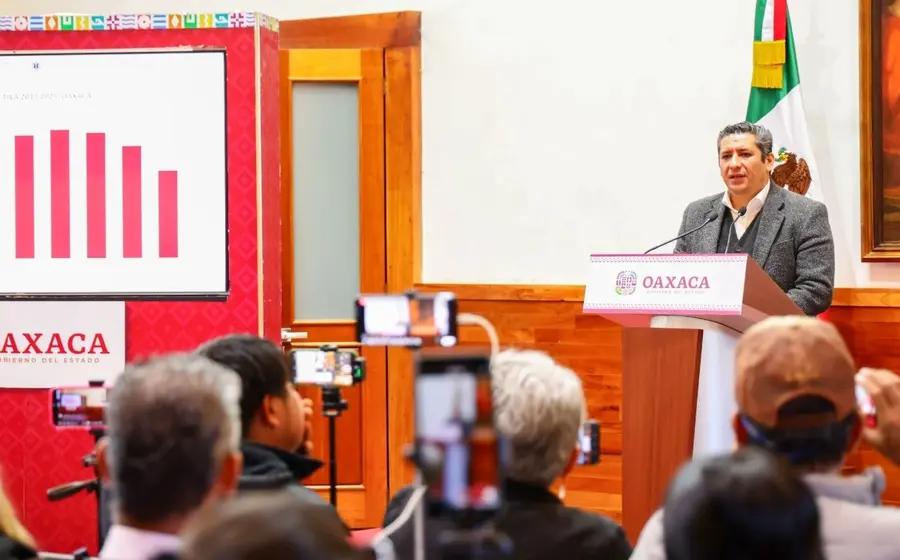 El Fiscal General de Oaxaca, Bernardo Rodríguez Alamilla, durante una conferencia de prensa donde informó sobre la baja en homicidios dolosos.