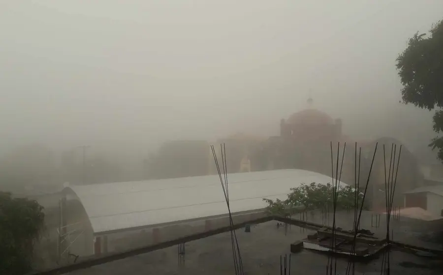 Un paisaje de la Sierra Mixe cubierto por neblina densa durante la mañana, reflejando las bajas temperaturas y el frío extremo en la región.