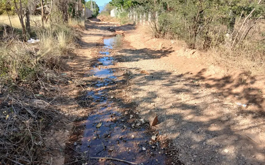Una importante fuga de agua brota del pavimento en una calle de Tehuantepec, generando desperdicio y preocupación entre los vecinos de la zona.