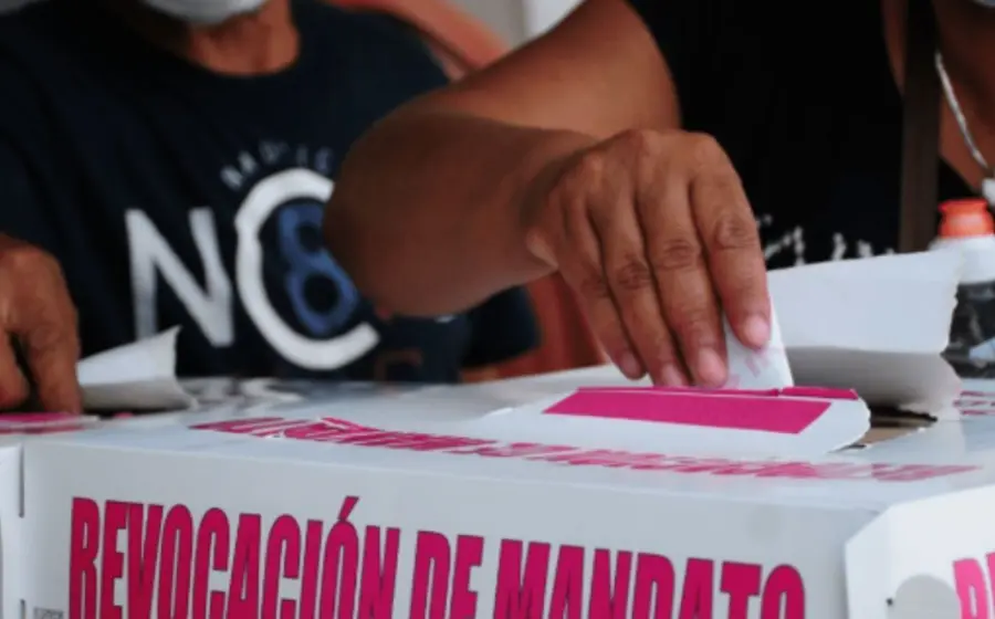 Ilustración sobre la votación del 25 de enero en la que el pueblo de Oaxaca decidirá el futuro y la permanencia de su gobernador.
