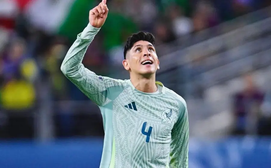 El futbolista mexicano Edson Álvarez, cuyo futuro profesional es incierto y se mantiene lejos de un posible retorno a la Liga MX.