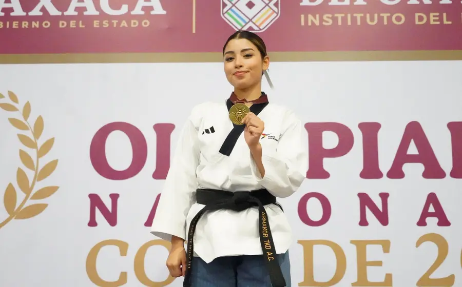 La atleta Gabriela Guadalupe Hernández Le Royal, integrante de la selección de poomsae, posa para una fotografía con su uniforme de taekwondo.