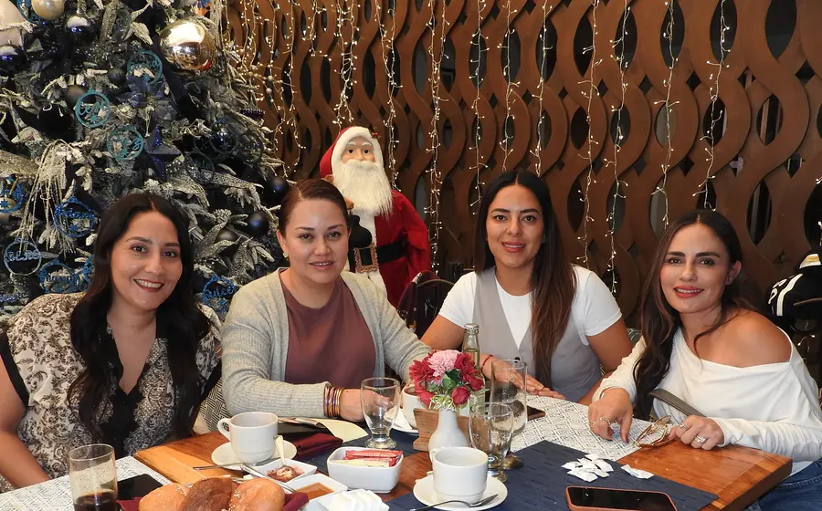 Karina León, Yazmín Rivera, María José Constantino y Paola Montesinos posan juntas durante un recorrido por los mejores lugares de la ciudad de Oaxaca.