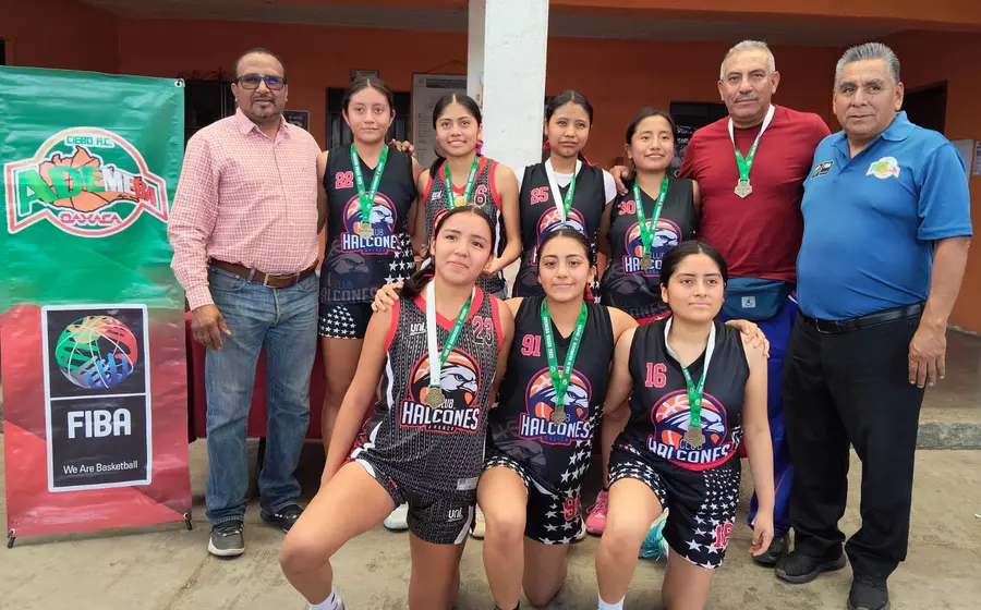El equipo de basquetbol Halcones Femenil posa orgulloso tras coronarse como las campeonas de la categoría de cadetes en las finales del torneo.