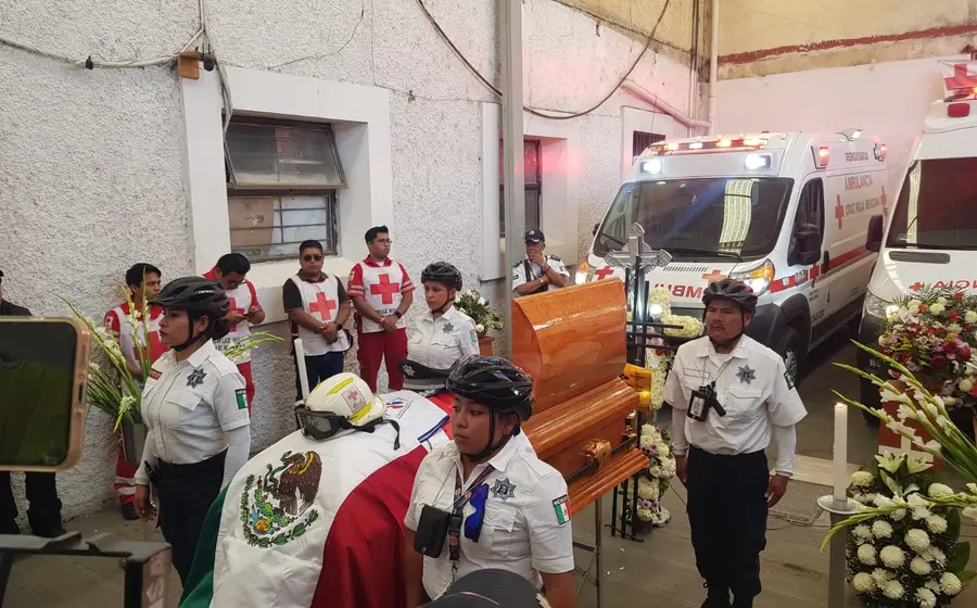 El cortejo fúnebre avanza durante el homenaje póstumo rendido a un comandante de la Cruz Roja, en un acto solemne y respetuoso.