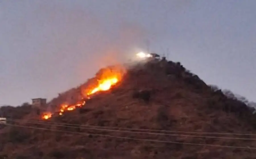 Un incendio de pastizales consume la vegetación seca en la región del Istmo, con llamas intensificadas por las fuertes rachas de viento.