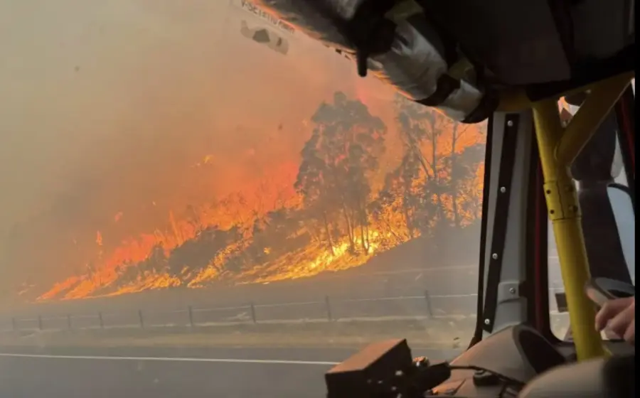 Las llamas de los incendios forestales en Australia son avivadas por una intensa ola de calor con temperaturas superiores a 40 grados.