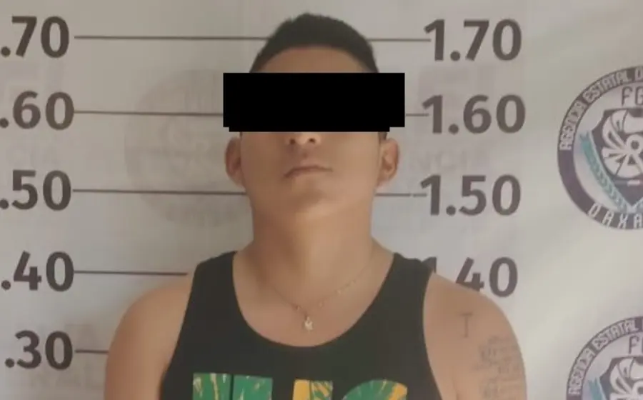 Jesús L.A. es presentado tras ser detenido por las autoridades, acusado de un robo con violencia ocurrido en Juchitán de Zaragoza en 2021.