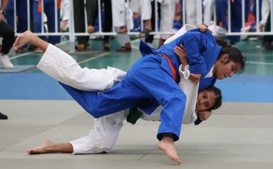 Un grupo de atletas de judo se prepara con determinación para competir por medallas en el próximo Clasificatorio Nacional.