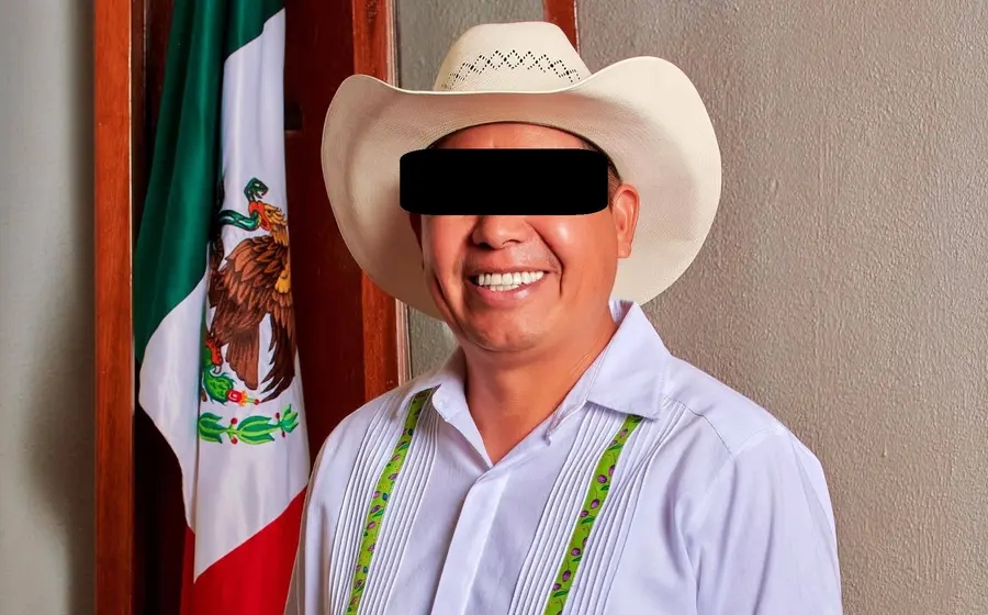 Una fotografía del presidente municipal de Huatulco, Julio Cárdenas, mencionado en el artículo sobre el fallecimiento de una influencer que lo acompañaba.