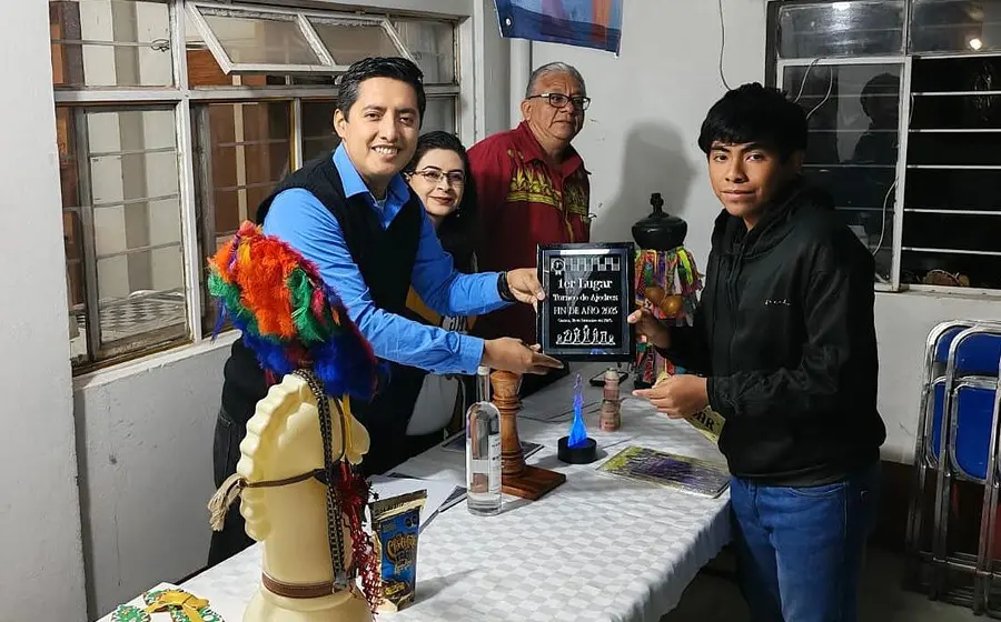 El joven Luis Magdiel Santiago posa para la foto tras coronarse campeón del Torneo de Ajedrez de Fin de Año.