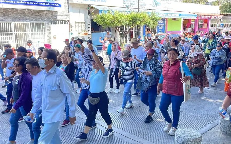 Un grupo de maestros marcha por las calles de una localidad en el Istmo para exigir a las autoridades mayor seguridad en la región.