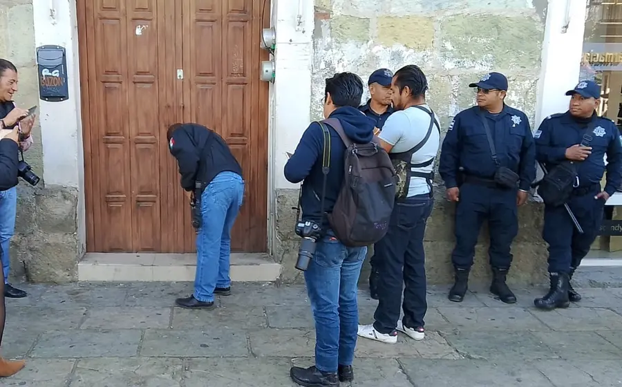 Una mano de utilería tirada en la banqueta de la calle de Las Casas, la cual provocó una fuerte movilización policiaca en el centro.