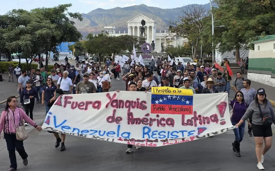Integrantes de la Sección 22 marchan por las calles de la ciudad de Oaxaca para protestar contra la agresión de Estados Unidos a Venezuela.