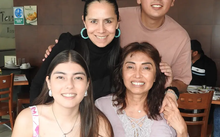Mariana García Palacios, Víctor Domínguez, María Inés Domínguez Silva y Bety Silva posan juntos mientras disfrutan de un café en un encuentro social.