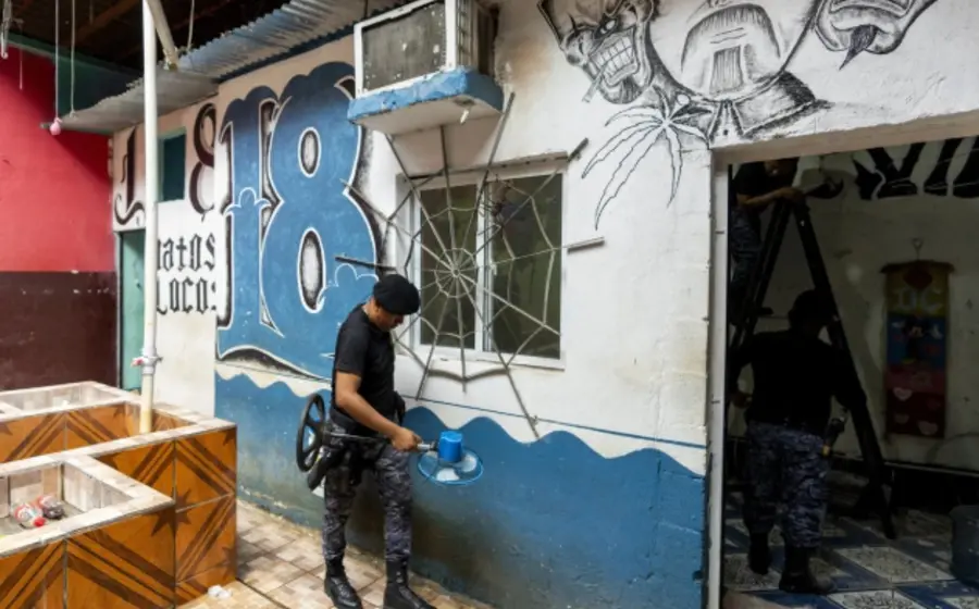 Reos de una prisión en Guatemala realizan un motín en protesta por el traslado de sus líderes a una cárcel de máxima seguridad.