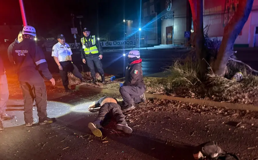 El cuerpo del motociclista Claudio yace sobre la avenida Símbolos Patrios, lugar donde perdió la vida tras un trágico accidente.