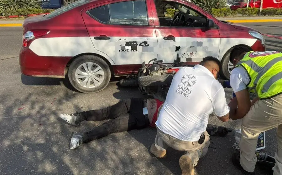 Escena del accidente donde un motociclista falleció tras ser atropellado en las riberas del río Atoyac, en San Jacinto Amilpas, Oaxaca.