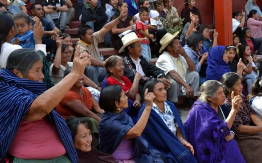 Ilustración sobre la brecha de género en la política de Oaxaca, donde menos del 10% de los gobiernos municipales son encabezados por mujeres.