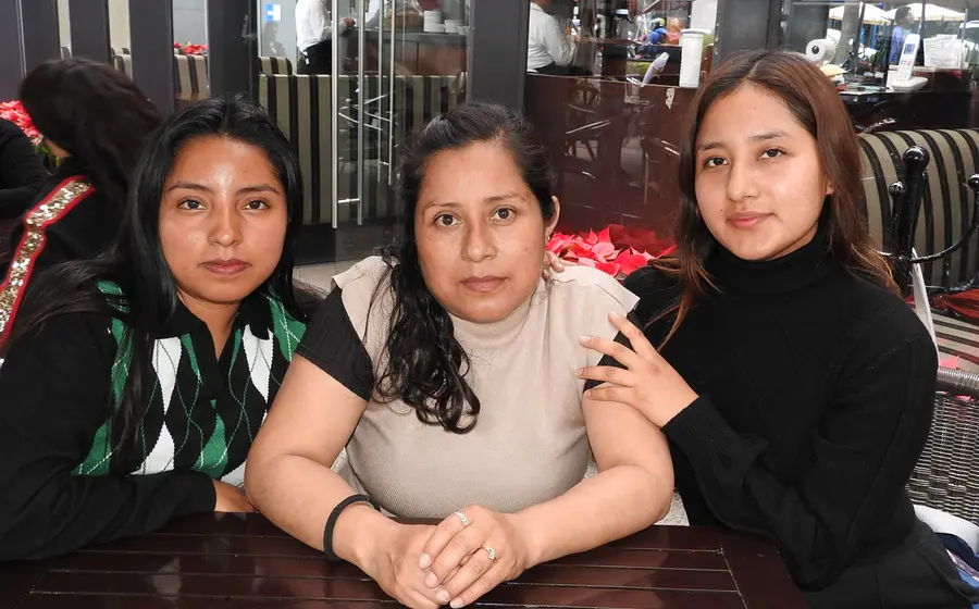 Myrsai, Myrna y Abril sonríen y posan para una fotografía durante un recorrido por los mejores lugares de la ciudad de Oaxaca.