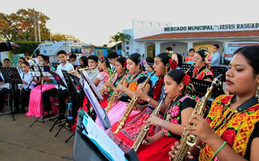 Niñas y niños de los talleres de zapoteco y marimba participan en el homenaje por el 119 aniversario del natalicio de 'Chu' Rasgado.