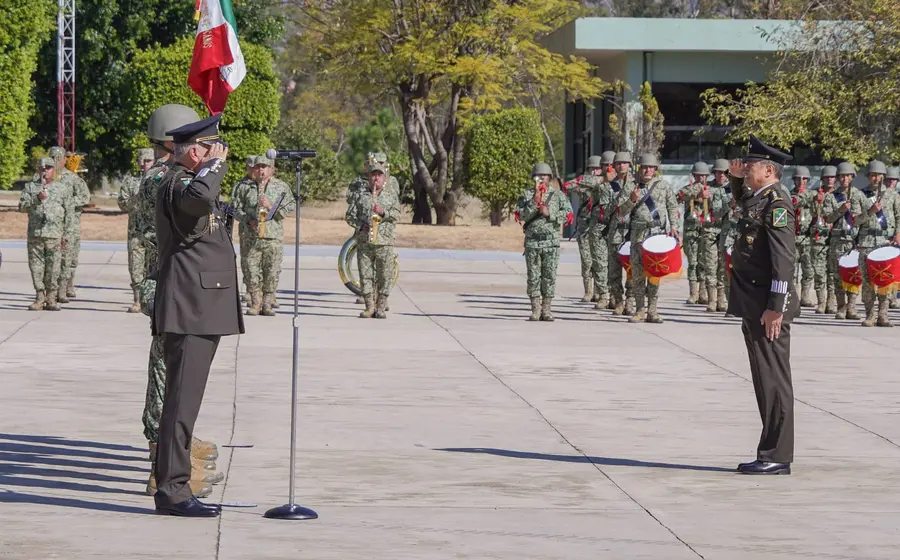 El nuevo comandante de la Octava Región Militar de Oaxaca durante la ceremonia oficial de cambio de mando en la zona.