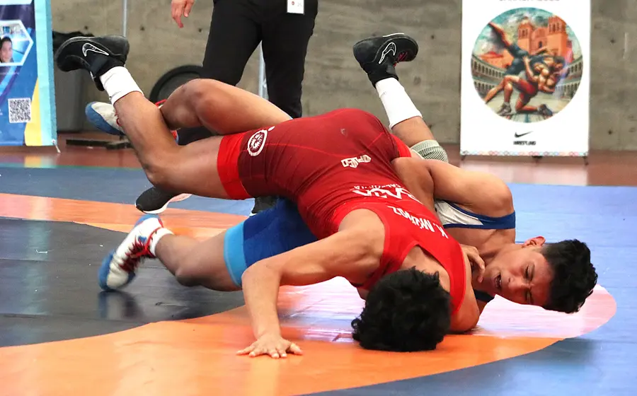 Jóvenes atletas compiten en la disciplina de luchas asociadas, el evento principal del segundo bloque de la Olimpiada Estatal 2026.