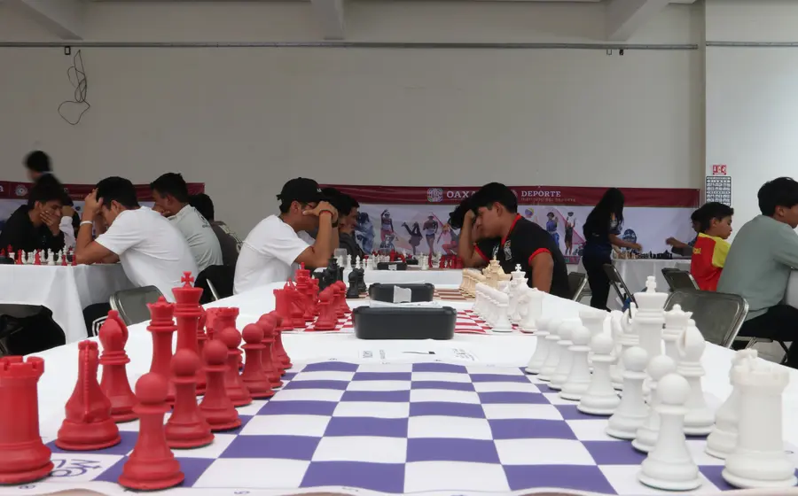 Jóvenes competidores se concentran durante el inicio de la Olimpiada Estatal de Ajedrez, un verdadero duelo de mentes en el deporte ciencia.