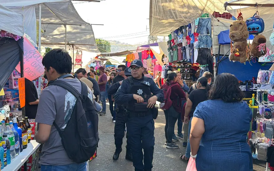 Elementos de seguridad pública refuerzan la vigilancia en las calles de la capital del estado durante el operativo por el Día de Reyes.