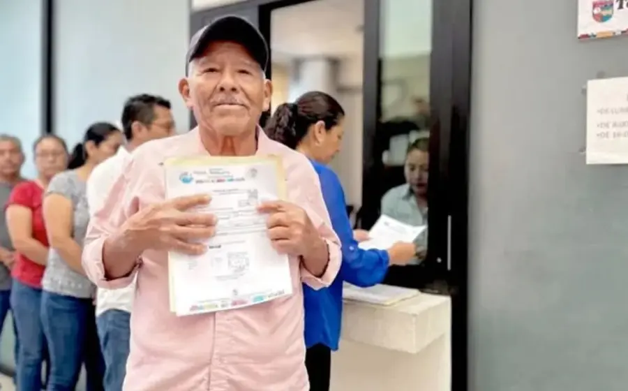 Adultos mayores y personas con discapacidad reciben atención prioritaria en un módulo para la regularización del pago de contribuciones en Ixtaltepec.