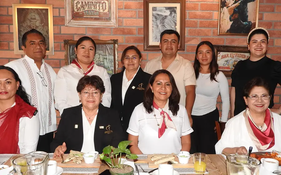 La presidenta Patricia García Bautista posa sonriente junto a un grupo de colaboradores y amigos durante una agradable reunión para disfrutar un café.