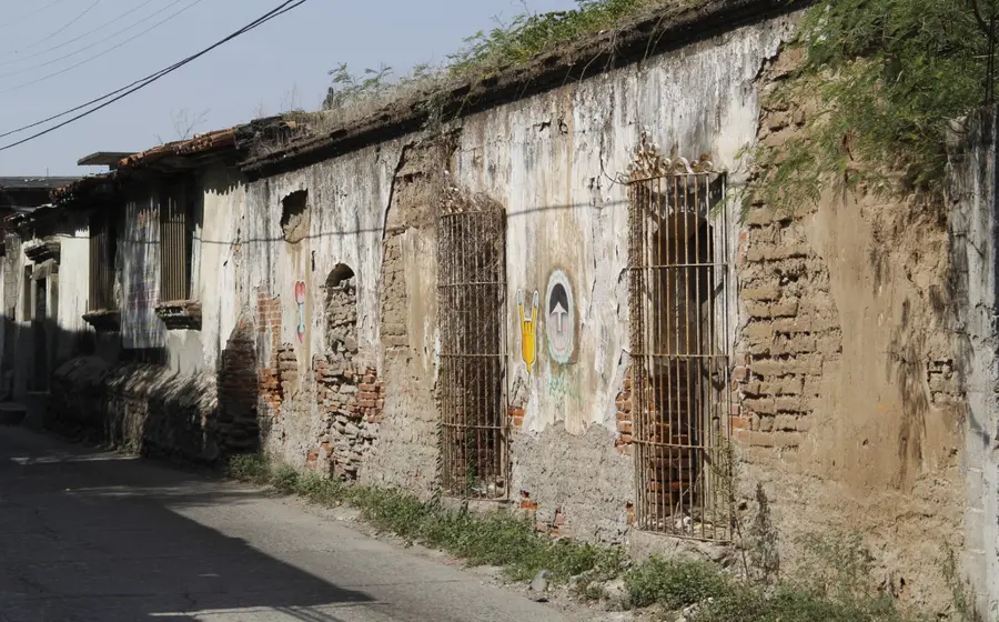 Una construcción histórica, parte del patrimonio edificado de Tehuantepec, que muestra daños estructurales y se encuentra en visible riesgo de colapsar.