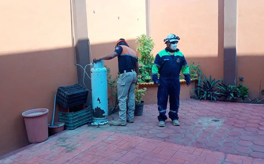 Un tanque de gas LP doméstico en visible mal estado, con óxido y abolladuras, que ejemplifica el riesgo y la necesidad de revisión.