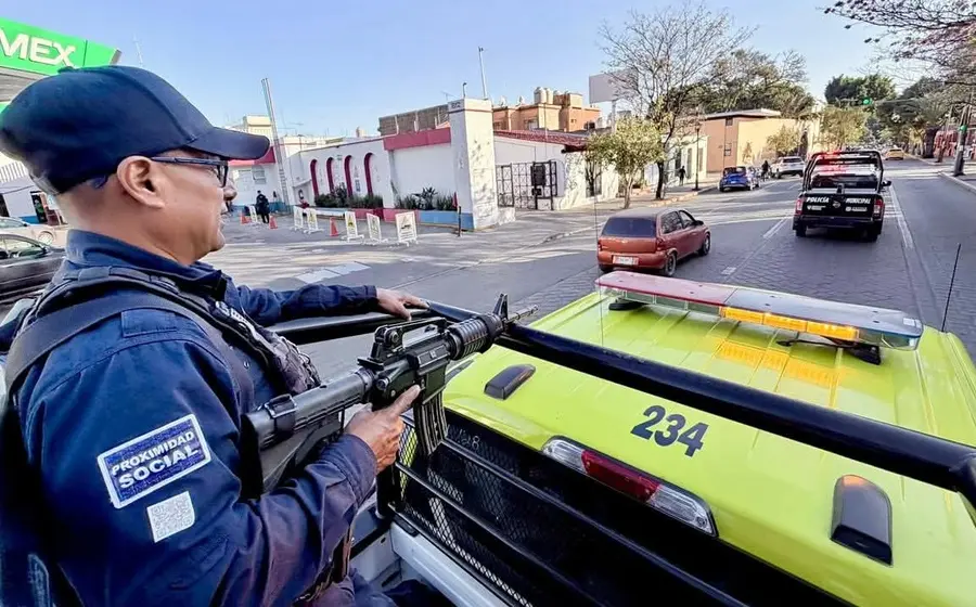 Agentes de la policía capitalina realizan un patrullaje de prevención y vigilancia en las calles, fortaleciendo la seguridad gracias a reportes ciudadanos.
