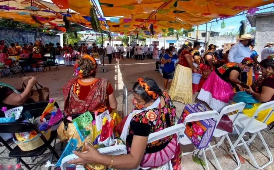 Imagen que muestra los preparativos para la fiesta titular en Santa Cruz, donde la comunidad se organiza para la celebración patronal anual.