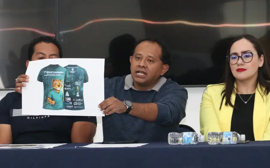 Se presenta el diseño de la playera oficial para la Carrera Atlética del Odontólogo durante la conferencia de prensa del evento deportivo.