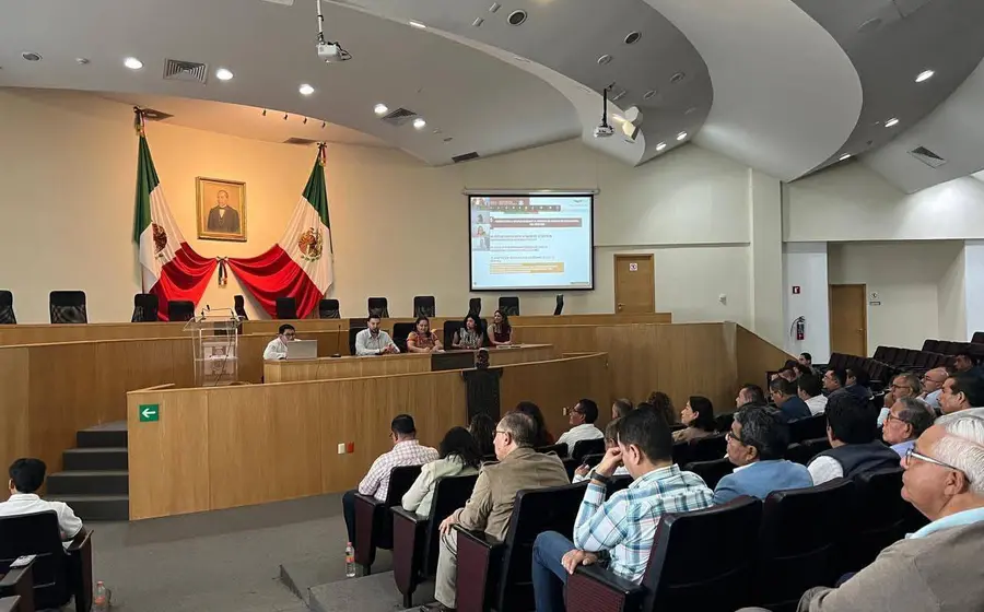Funcionarios participan en una reunión de trabajo durante la presentación oficial del programa federal 'Reconecta con la Paz'.