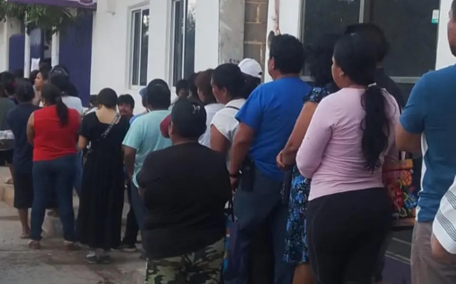 Una casilla de votación con poca afluencia de gente durante el proceso de revocación de mandato, reflejando la baja participación ciudadana.
