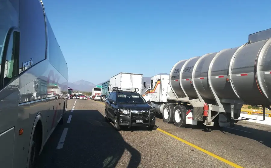 Ciudadanos de Morro Mazatán realizan una protesta en la carretera Salina Cruz–Huatulco para denunciar un presunto fraude electoral en su comunidad.