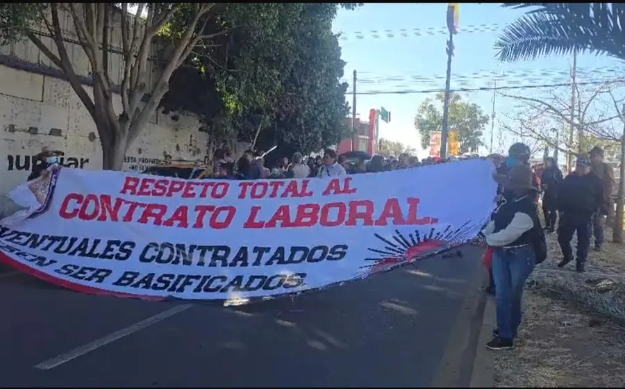 Miembros del sindicato STEUABJO realizan una protesta en Oaxaca para exigir el inicio del proceso de conciliación y un aumento del 100% al salario.