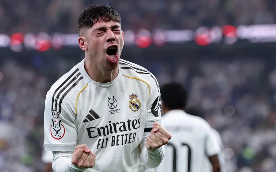 Fede Valverde, jugador del Real Madrid, celebra su gol tempranero que ayudó al equipo a clasificarse como finalista de la competición.