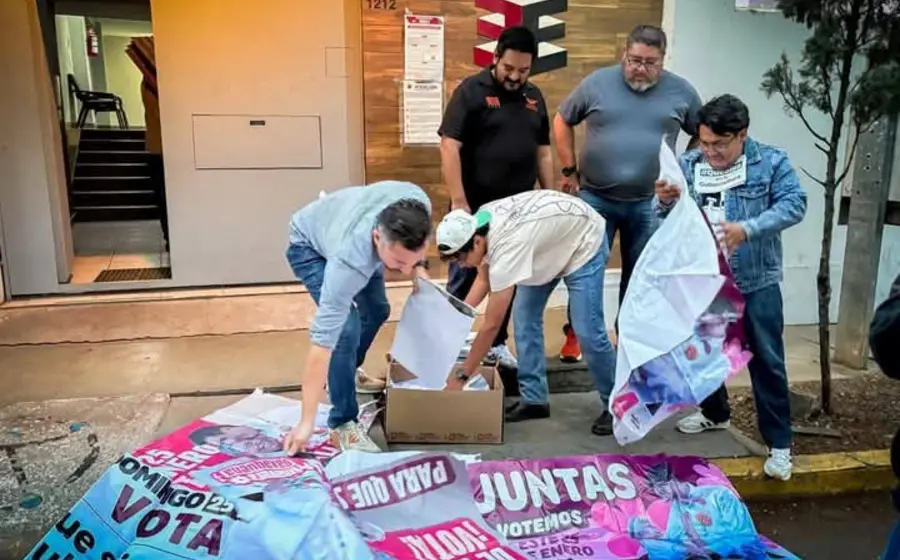 Trabajadores realizan el retiro de propaganda electoral indebida de la vía pública, como parte de la regulación del proceso de ratificación anticipada.