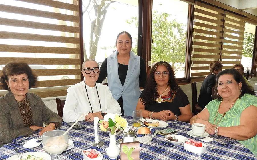 Ceci Rodríguez, Sara Figueroa, Flor de María Saavedra, Virgen Sol Castellanos Toledo y Maricarmen Mondragón posando juntas durante una reunión social.